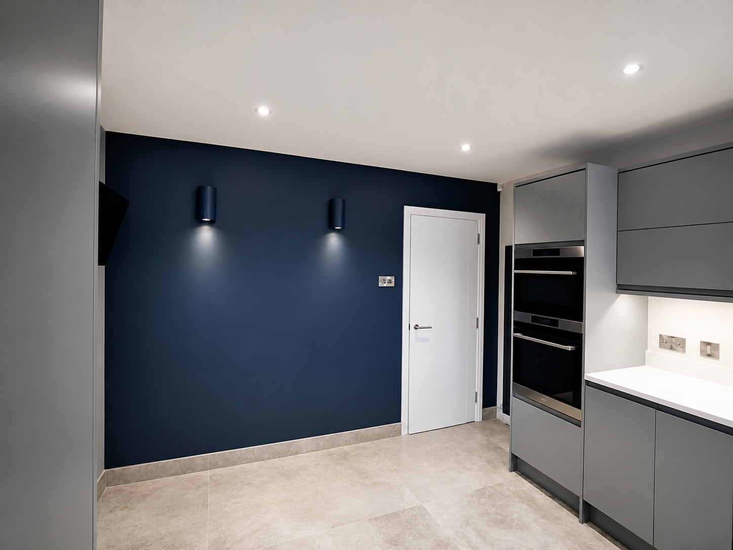 Kitchen feature wall in Farrow & Ball Stiffkey Blue