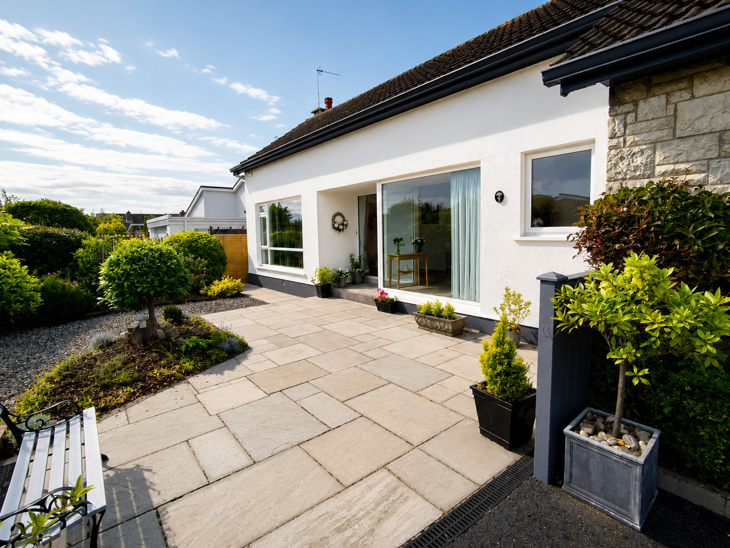 Bungalow in Dulux Weathershield RAL 9010 — Bangor